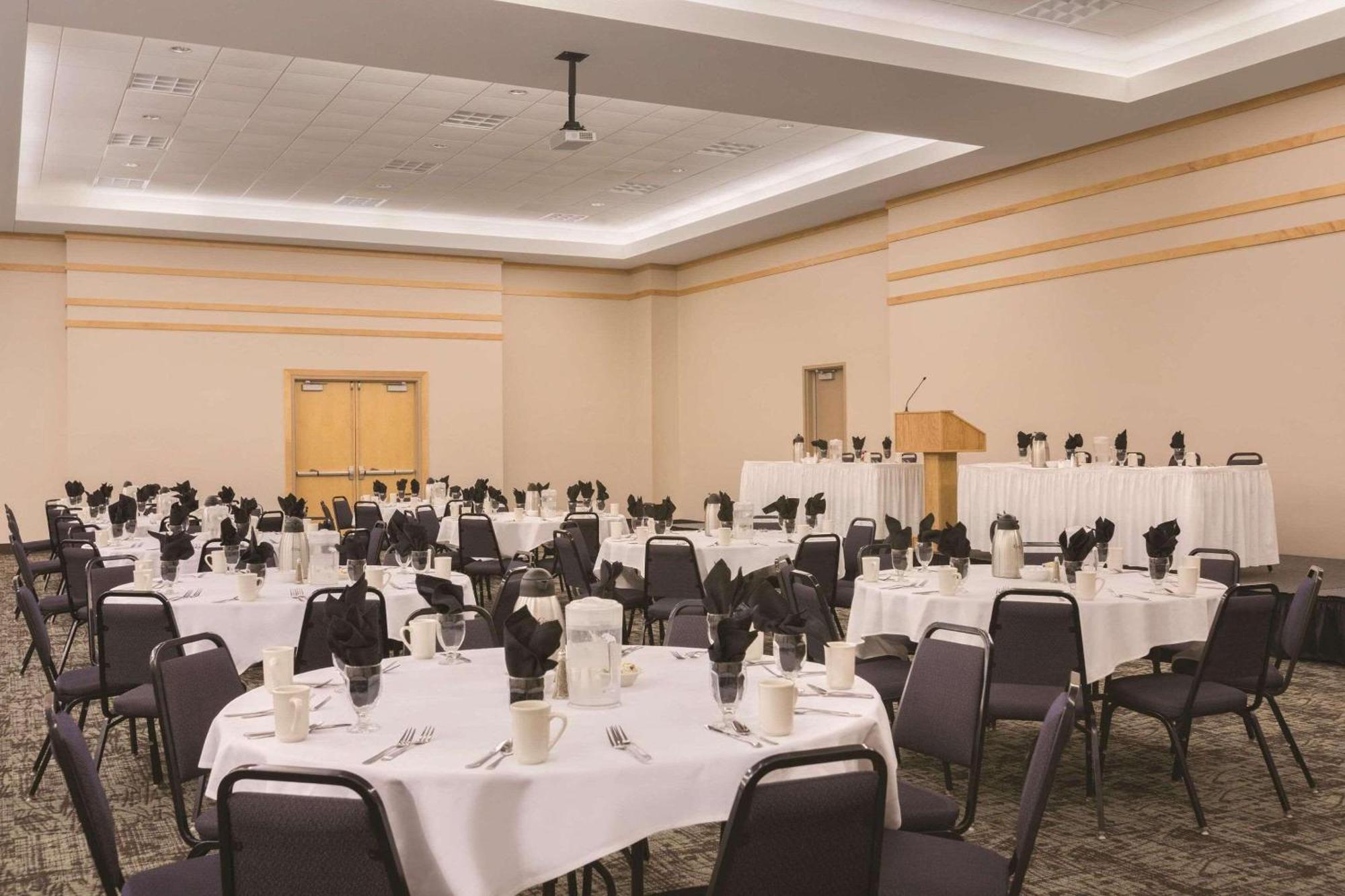 Country Inn & Suites By Radisson, Fergus Falls, Mn Exterior foto